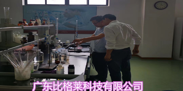 羅先生在比格萊學(xué)習(xí)分析使用堿性鍍鋅添加劑的鍍液